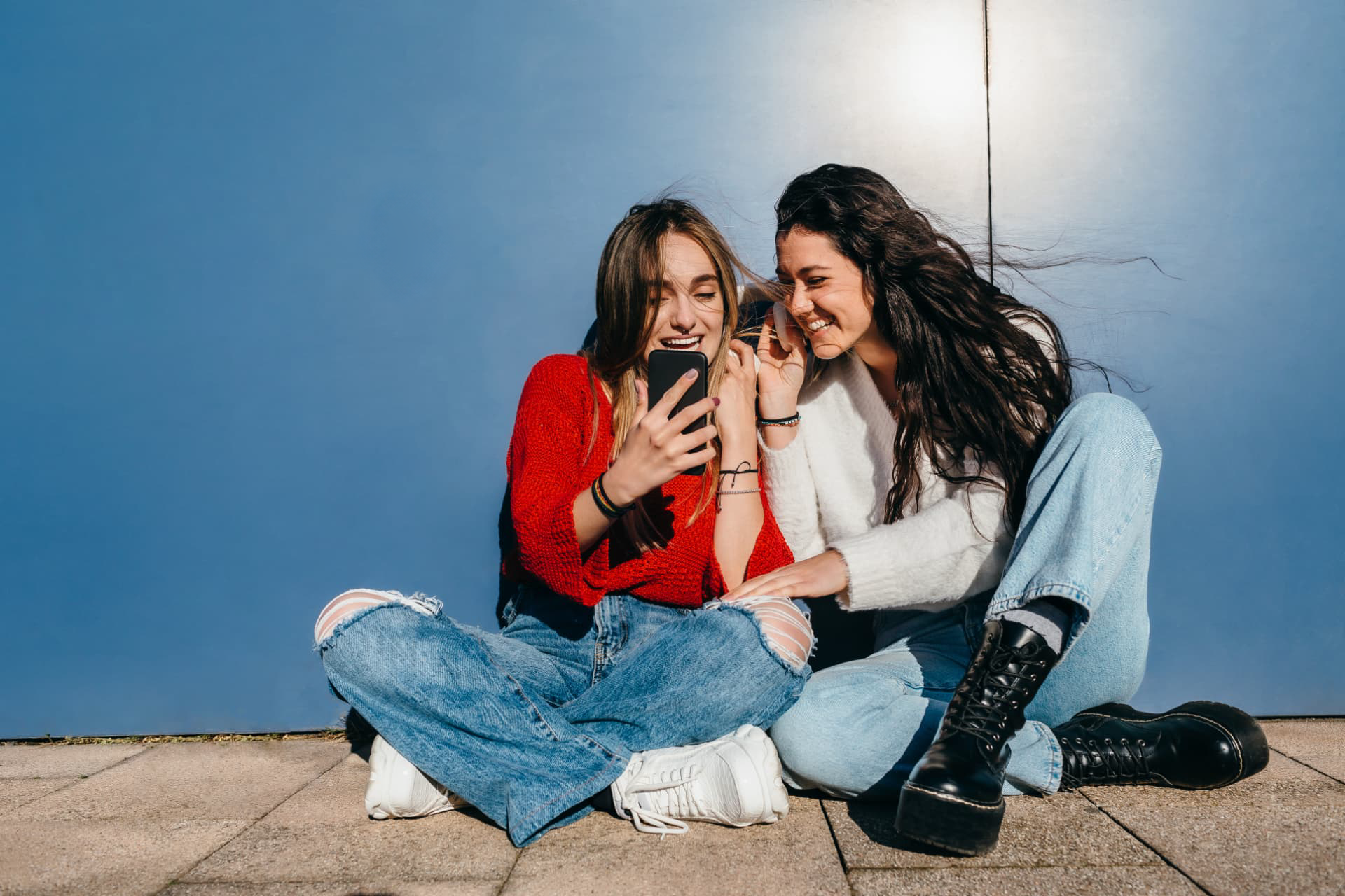 Dos amigas disfrutando juntas de su smartphone